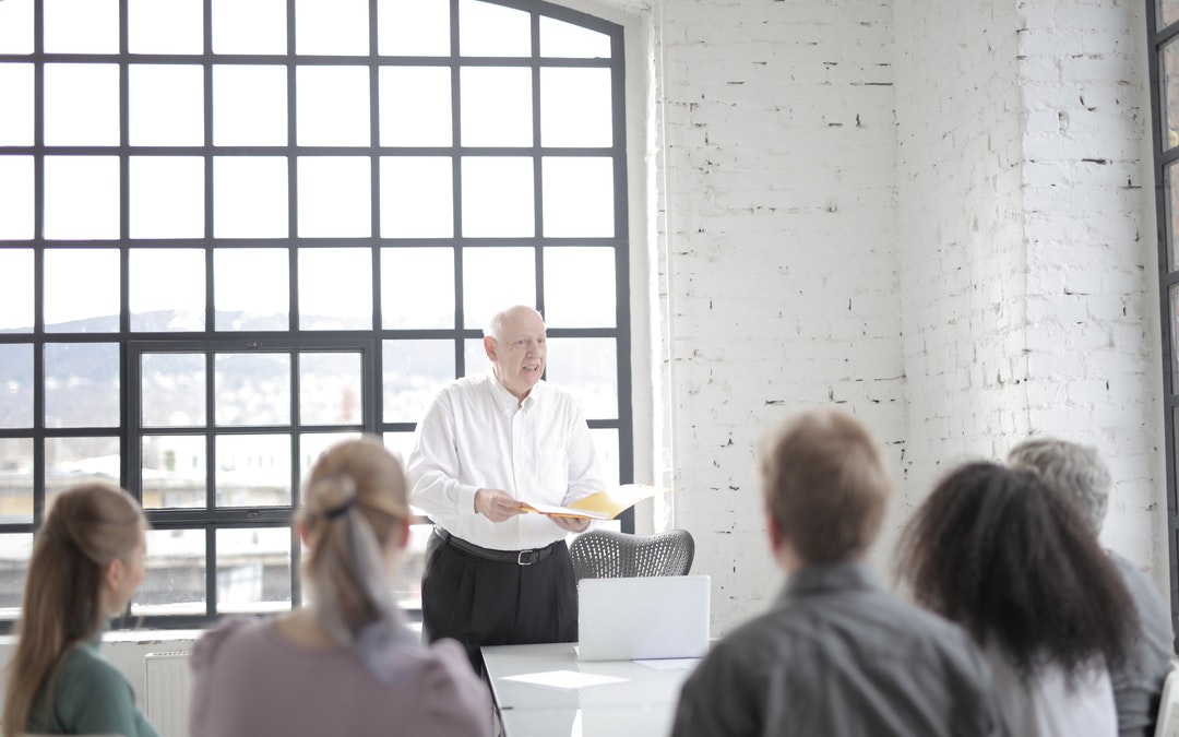 Coaching Leadership Style Key Characteristics & Example + Advantages