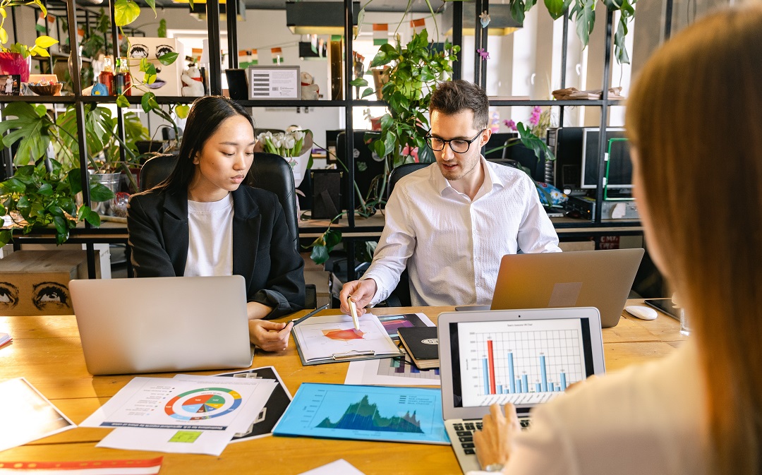 Mentoring vs Coaching The Key Differences & List of Benefits