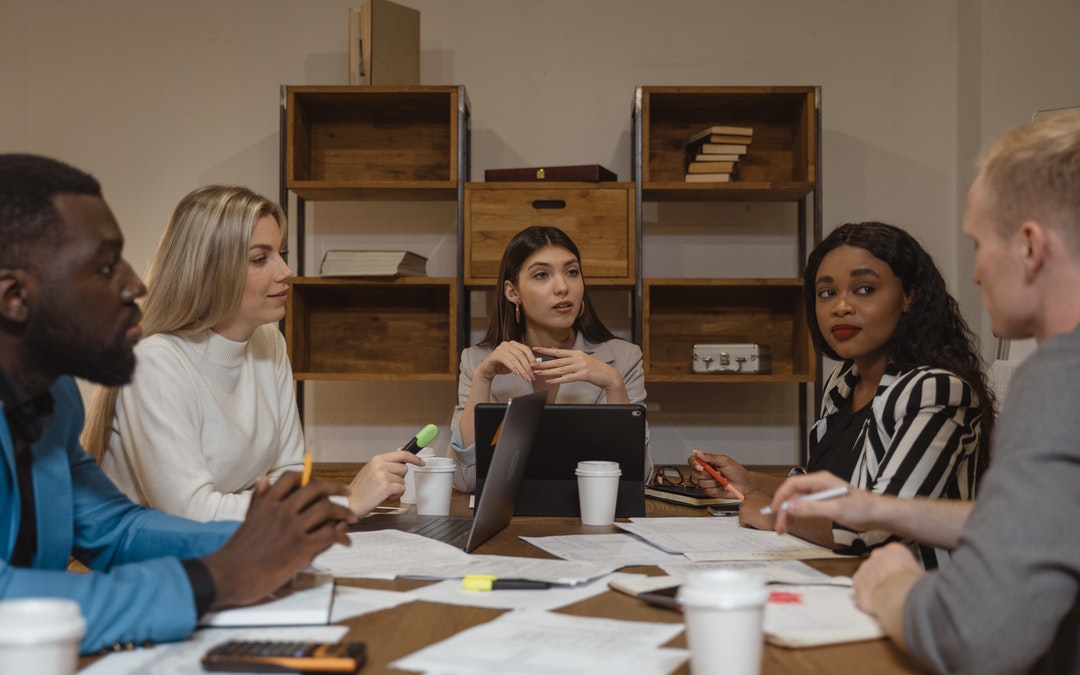 Servant Leadership Guide With Pros & Cons + Examples